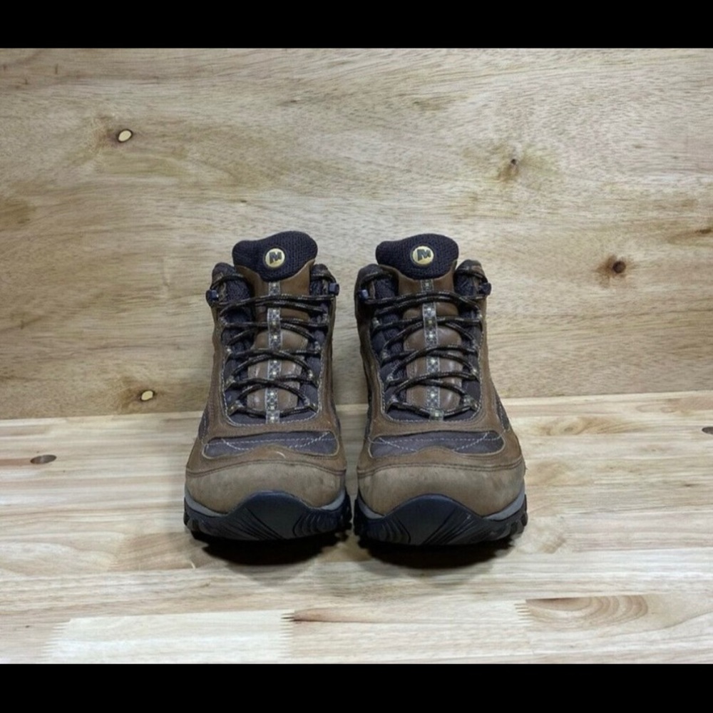 Merrell’s womens over the ankle waterproof hiking boots. Size 9.5